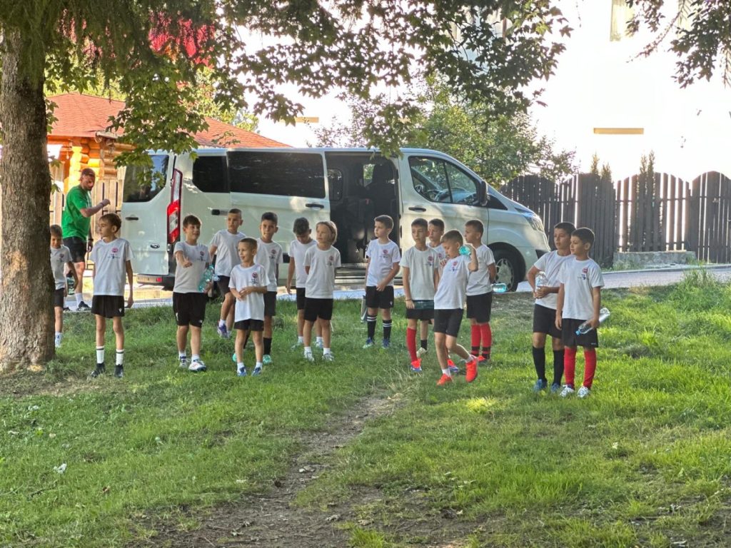 George Marinescu, antrenor la grupa 2015–2016, ACS Dobroești – sportul ca terapie pentru copiii care se adaptează greu