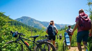 ViataBio 14 Grup de oameni călătorind ecologic prin natură, munți verzi.